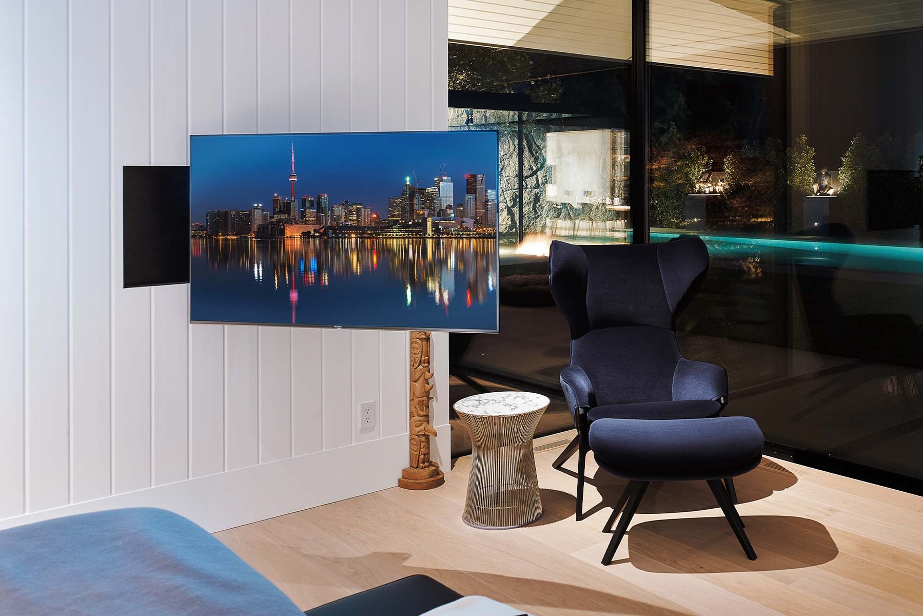 Future Automation motorized articulating TV wall mount
